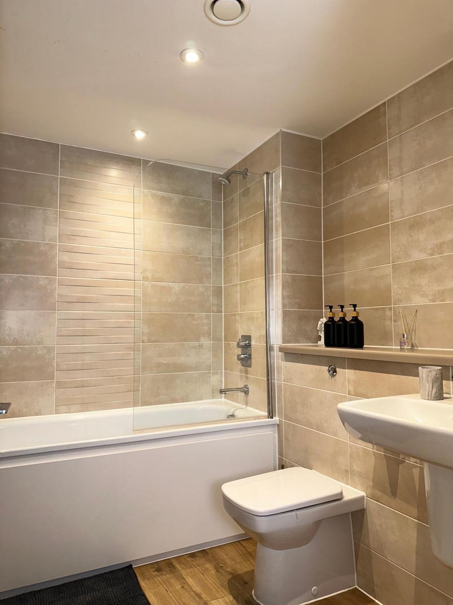 Luxury 2-Bed High-Rise In Manchester With Parking Buitenkant foto